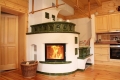 Kombinovaný kachlový akumulační krb s horkovzdušným rozvodem.