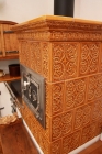 Keramické kachle zdobené v transparentní glazuře hnědá medová krásně vykreslí celý reliéf.