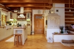 Malovaný kachlový sporák jemně doplňuje otevřenou kuchyň s ostrůvkem.